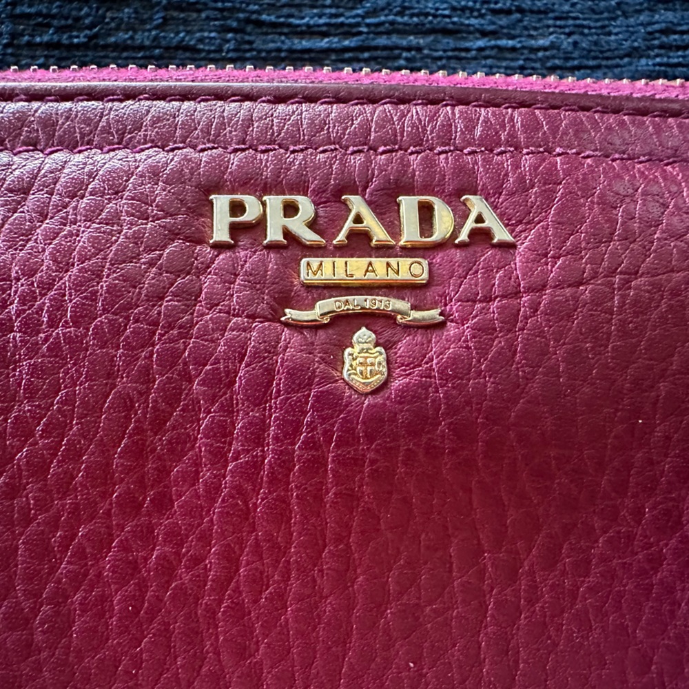 💯 Authentic Prada wallet